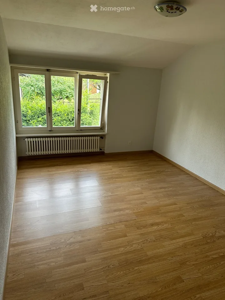 Wohnung mit 3,5 Zimmern im ersten Stock