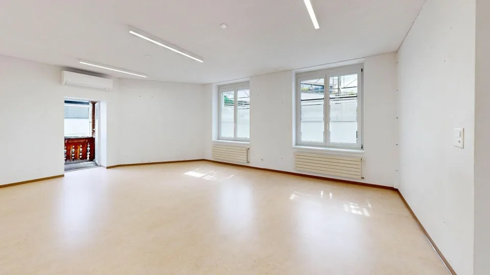 Espace de pratique/commercial polyvalent avec possibilité de parking