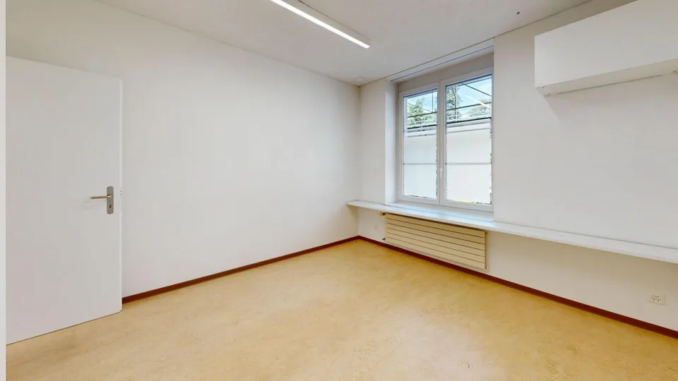Espace de pratique/commercial polyvalent avec possibilité de parking