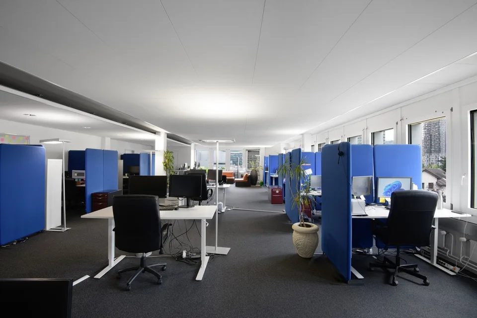 Anschluss an das OeV- und Strassennetz: 332 m2 ausgebaute Bürofläche