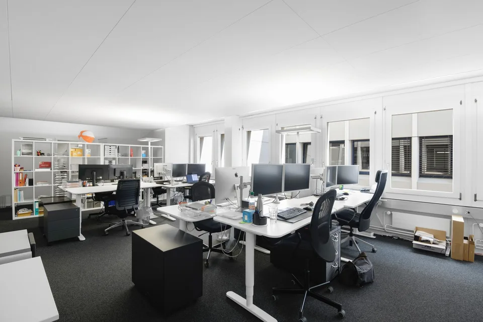 Anschluss an das OeV- und Strassennetz: 332 m2 ausgebaute Bürofläche