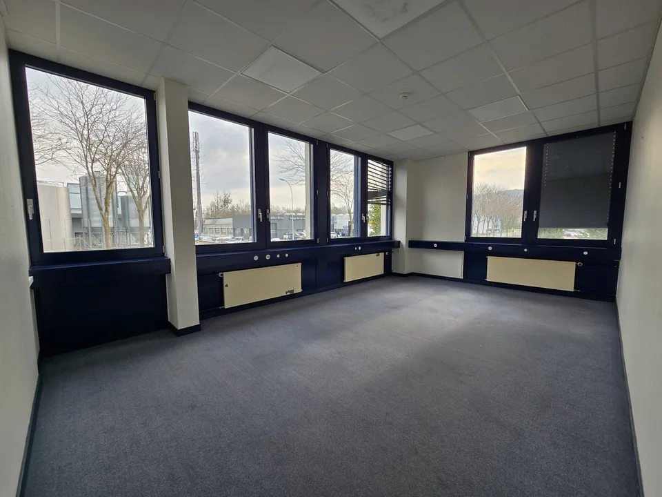 Office of 280m2 - Proximity to highway/train station – photo 7 of 8