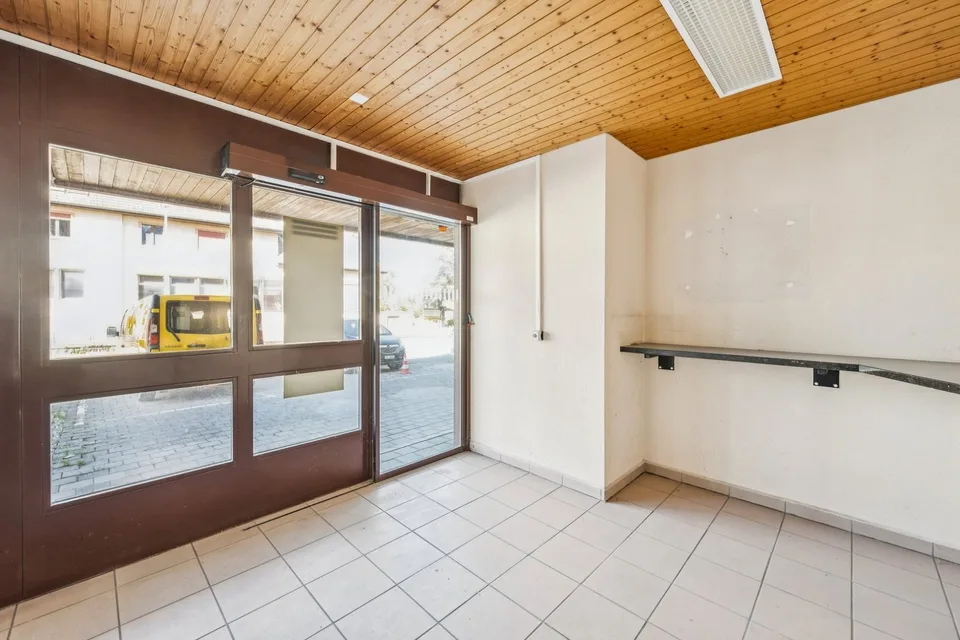 Spacious commercial space for rent in Cornol – photo 8 of 11