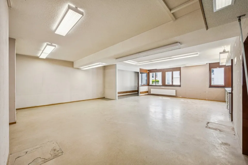 Spacious commercial space for rent in Cornol – photo 9 of 11