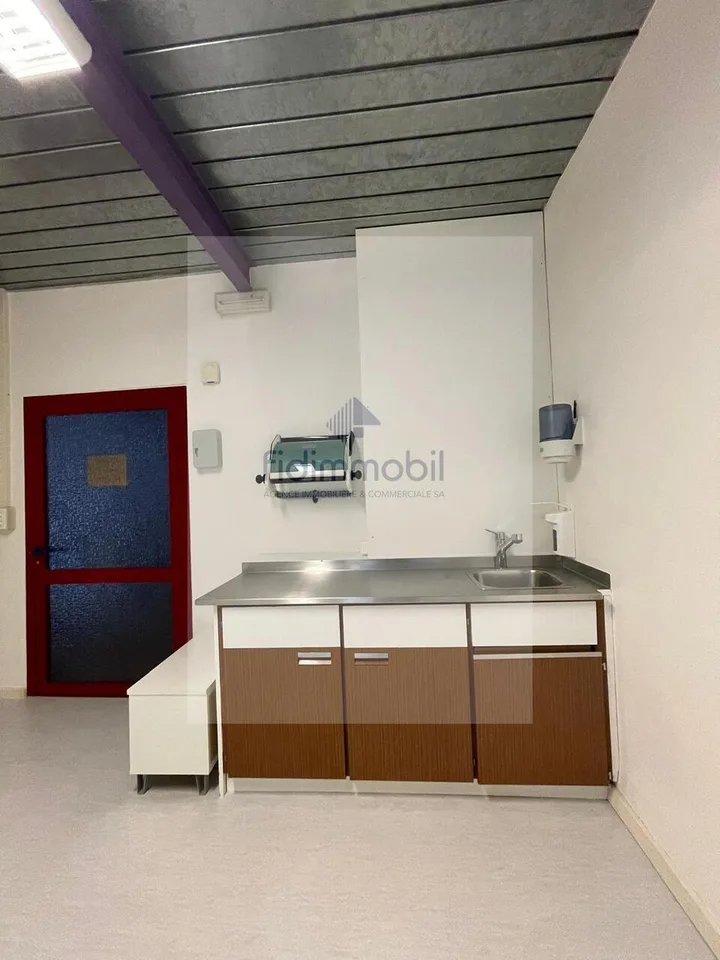 Local commercial / artisanal de 172 m² à louer à Bevaix