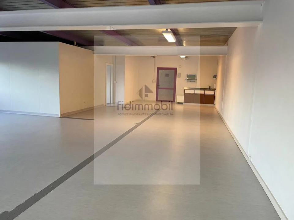 Local commercial / artisanal de 172 m² à louer à Bevaix