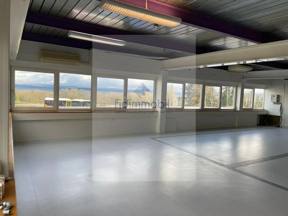 Local commercial / artisanal de 172 m² à louer à Bevaix