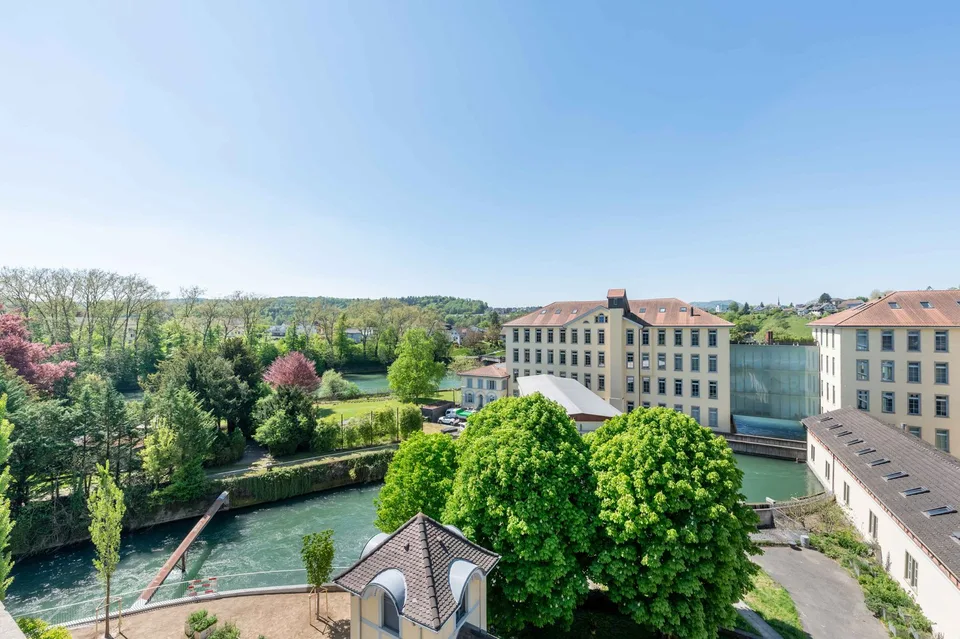 Loftwohnung – zuoberst – mit Blick auf die Flusslandschaft