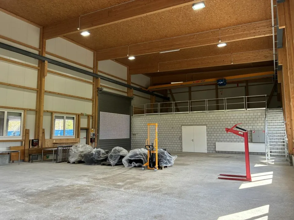 Ampio laboratorio con locali accessori polivalenti