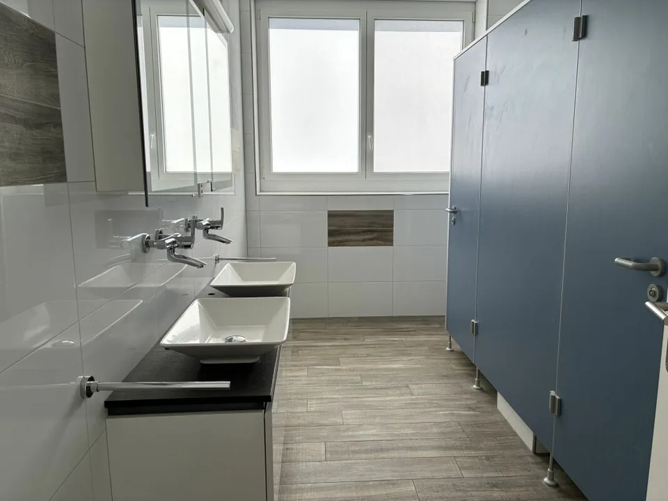 Grosszügige Werkhalle mit vielseitigen Nebenräumen – Foto 8 von 12