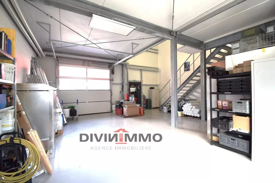 Hall industrielle de 145 m2 avec 5 places de parc