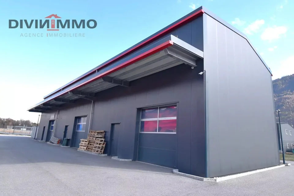 Hall industrielle de 145 m2 avec 5 places de parc