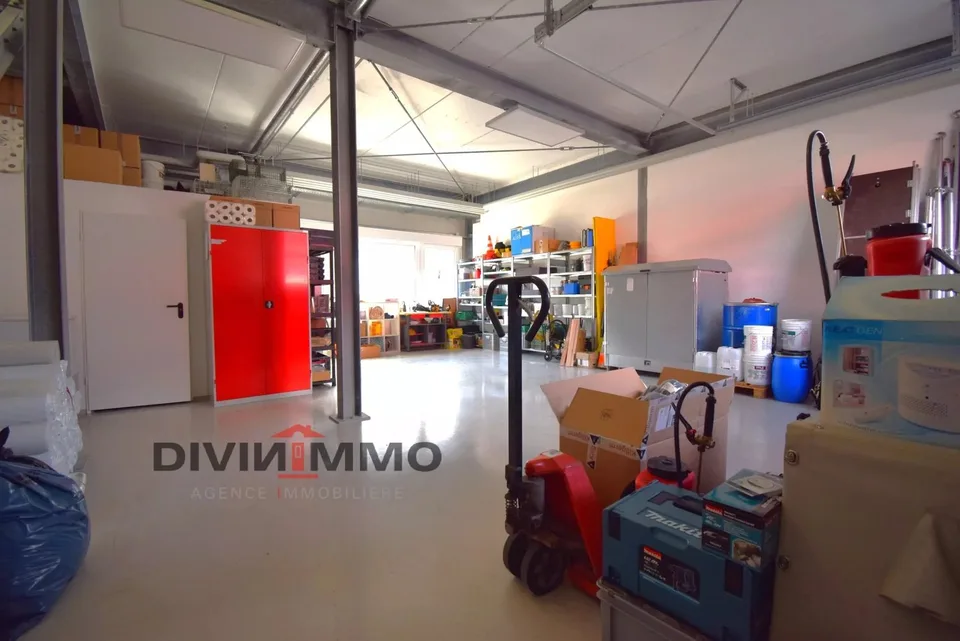 Hall industrielle de 145 m2 avec 5 places de parc