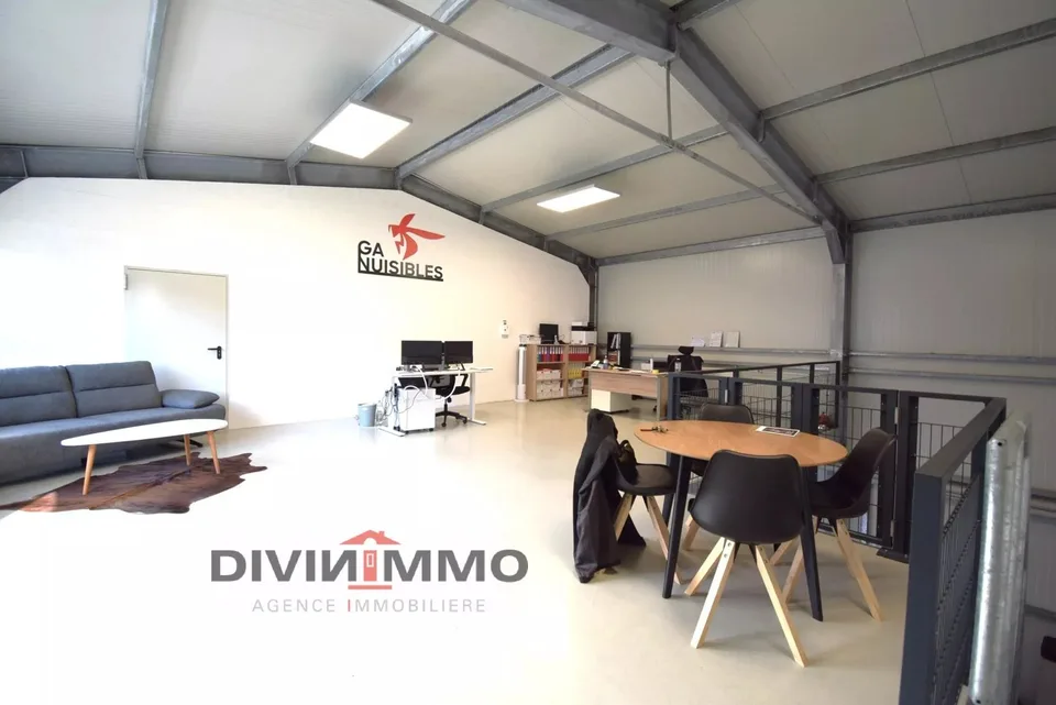 Hall industrielle de 145 m2 avec 5 places de parc