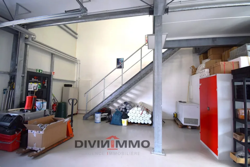 Hall industrielle de 145 m2 avec 5 places de parc