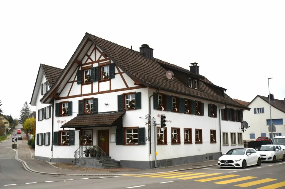 Traditionslokal mit 6 Zimmern und 4.5 Zimmer-Dachwohnung im Zentrum von Matzingen