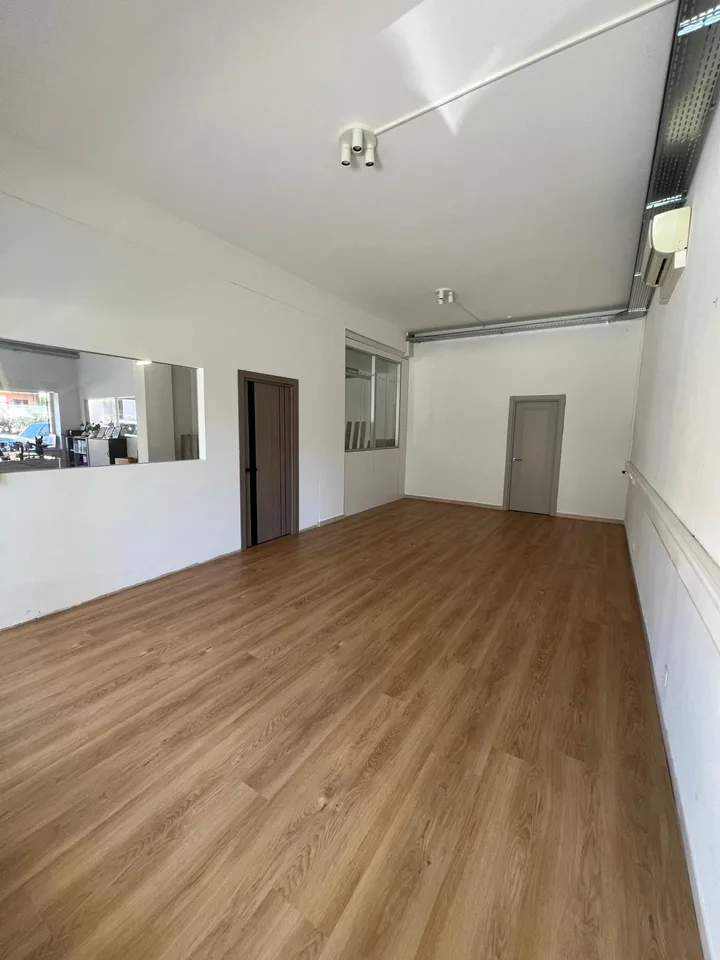 Central commercial property in Lugano with shop window