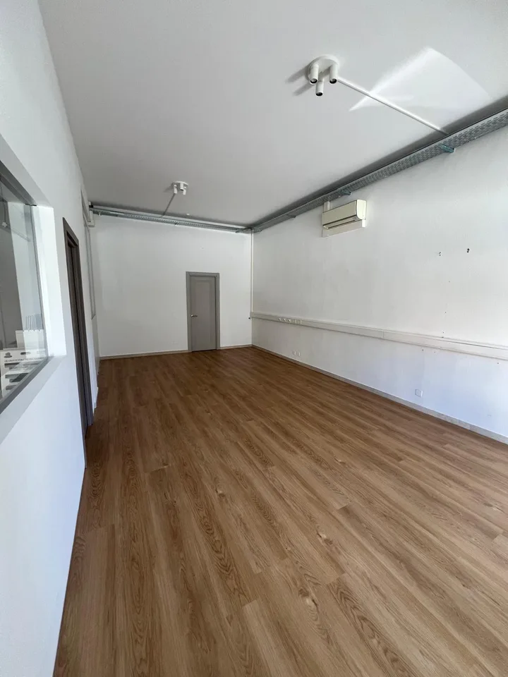 Central commercial property in Lugano with shop window