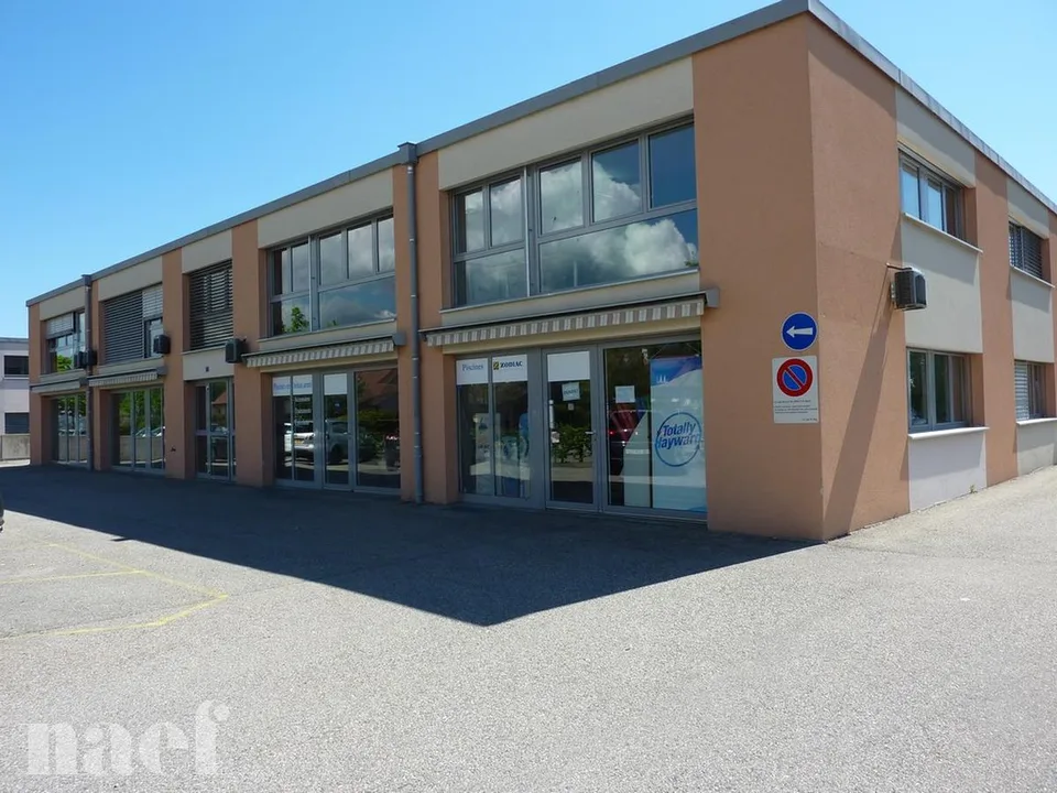 Spacieuse surface d'env. 117m2 au 1er étage avec bureaux séparés