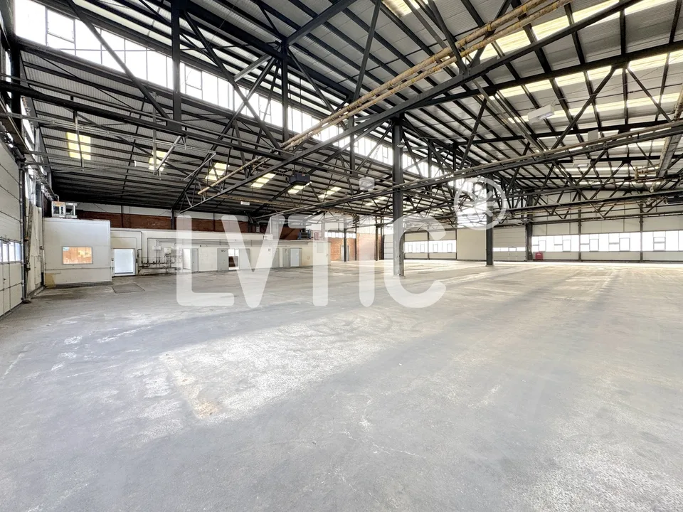 Halle industrielle, bureaux et surfaces extérieures à louer à Aigle