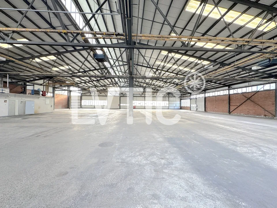 Halle industrielle, bureaux et surfaces extérieures à louer à Aigle