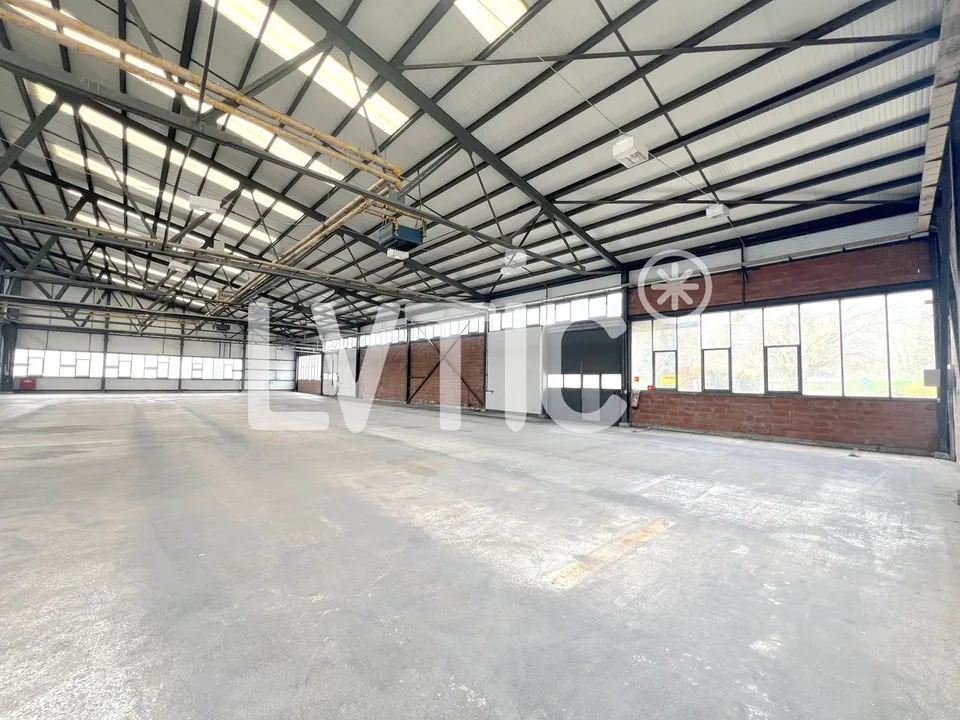 Halle industrielle, bureaux et surfaces extérieures à louer à Aigle