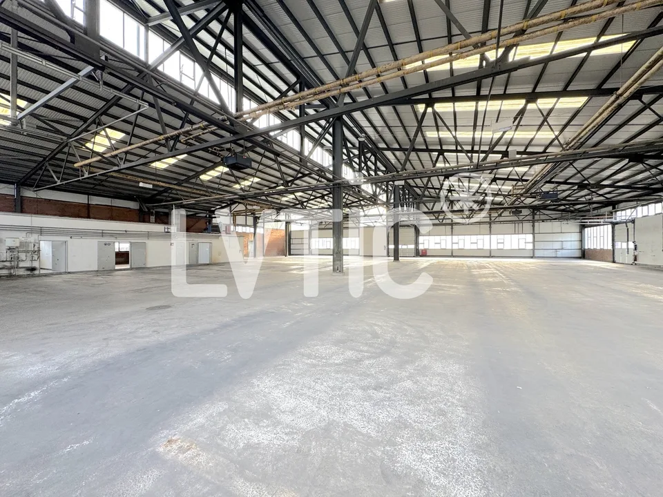 Halle industrielle, bureaux et surfaces extérieures à louer à Aigle