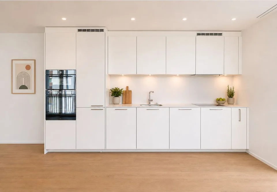 Neuwertig, modern, mit Balkon und Wintergarten