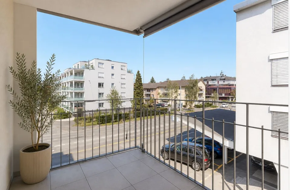 Neuwertig, modern, mit Balkon und Wintergarten