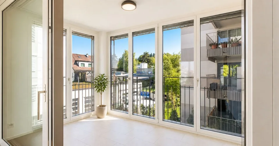 Neuwertig, modern, mit Balkon und Wintergarten