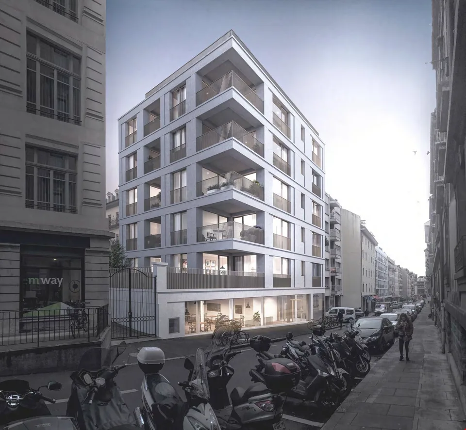 Grande arcade au centre-ville dans immeuble neuf