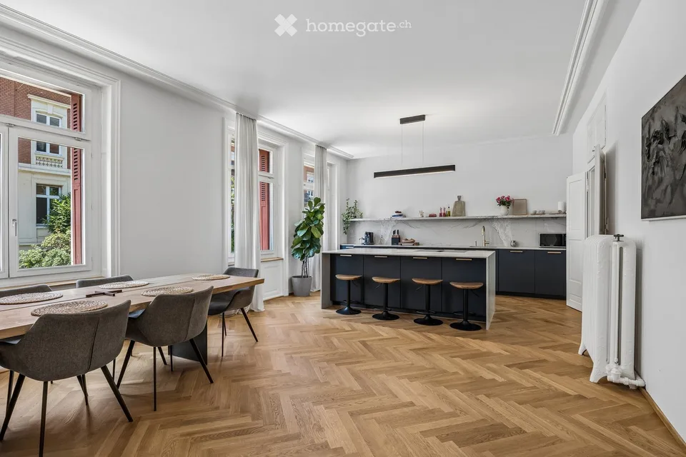 Villa de ville luxueuse avec 470 m2 d'espace de vie et trois places de garage privées au cœur de Bâle