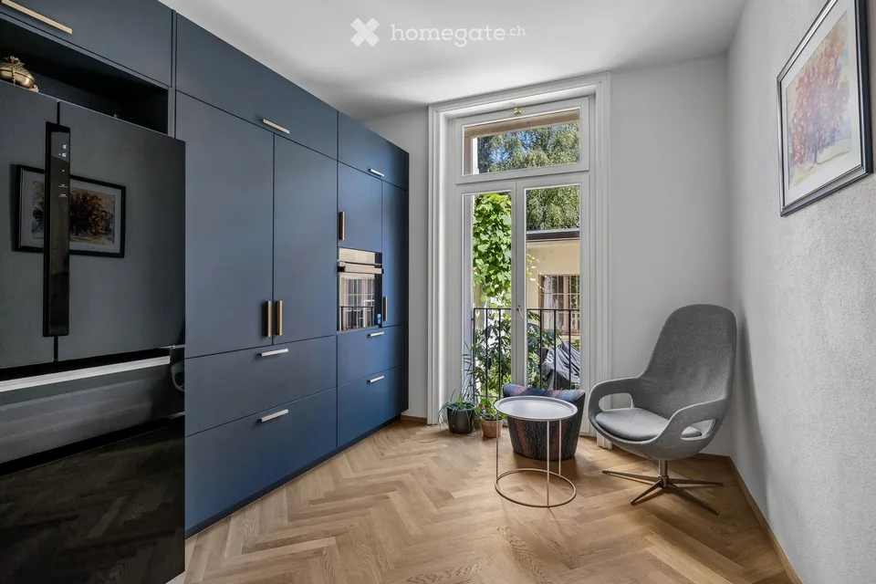 Villa de ville luxueuse avec 470 m2 d'espace de vie et trois places de garage privées au cœur de Bâle
