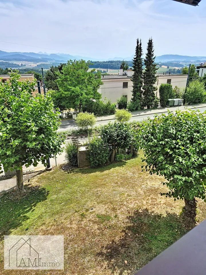 Agréable appartement de 4.5 pièces avec balcon à Villars-sur-Glâne