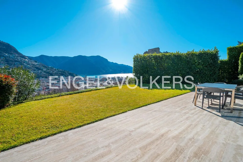 Prestigioso appartamento con giardino e vista lago