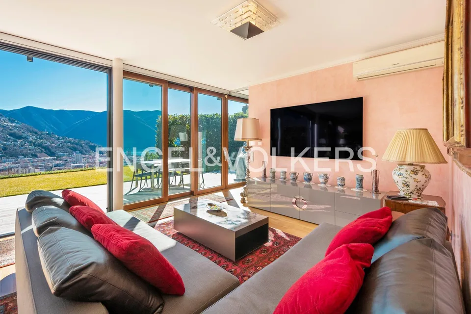 Prestigioso appartamento con giardino e vista lago