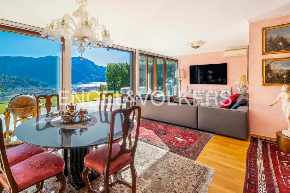 Prestigioso appartamento con giardino e vista lago