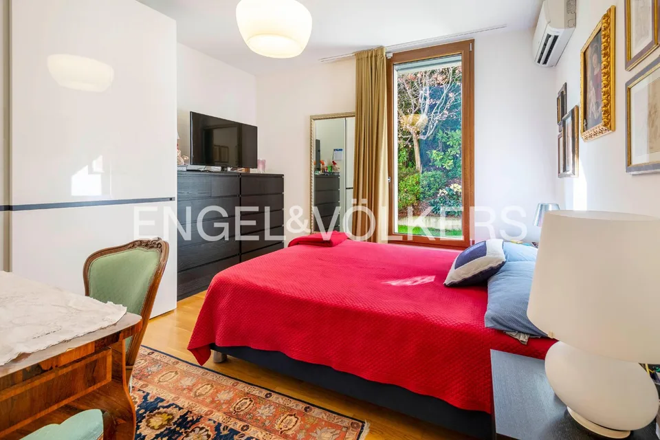 Prestigioso appartamento con giardino e vista lago – foto 9 di 13