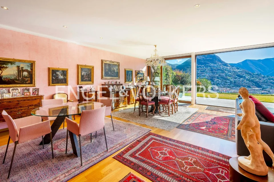 Prestigioso appartamento con giardino e vista lago