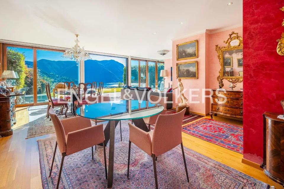 Prestigioso appartamento con giardino e vista lago