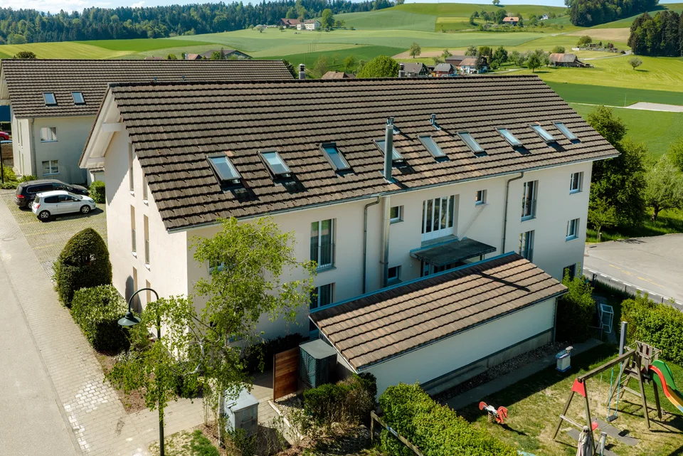 Appartamento luminoso di 4 locali e mezzo al piano rialzato con balcone