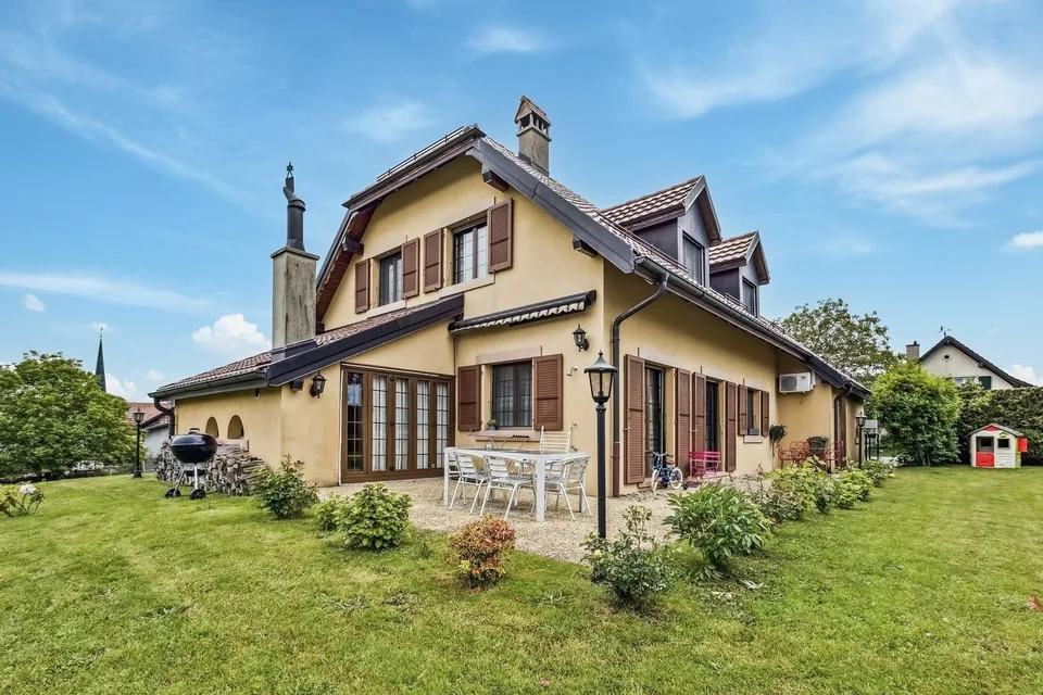 Spacieuse villa de 180m2 habitables au coeur du village avec bureau in