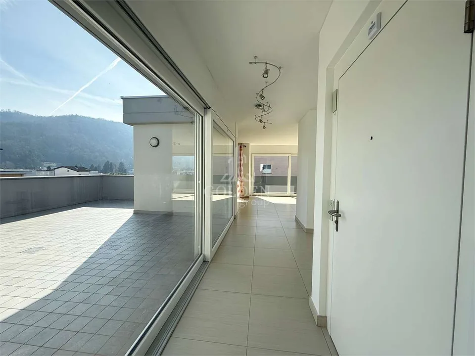 4,5 locaux avec grande terrasse panoramique et accès privé à l'étage
