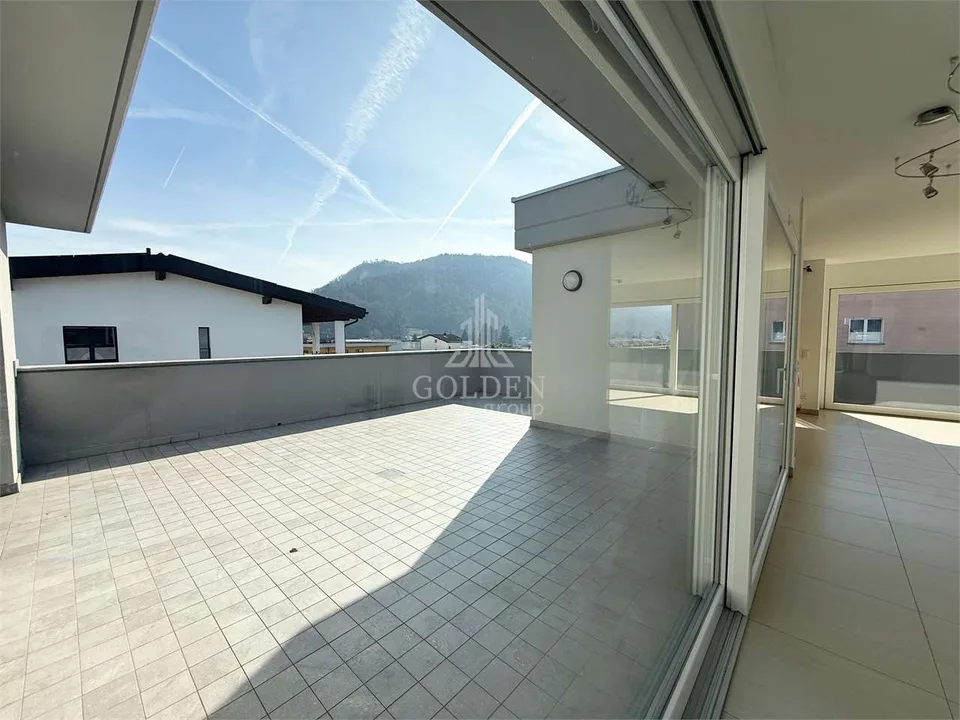 4.5 locali con grande terrazza panoramica e accesso privato al piano a