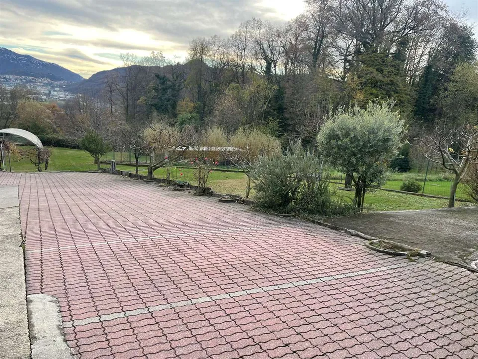 10 posti auto su rivestimento duro - Ampio terreno agricolo di 2'263 m