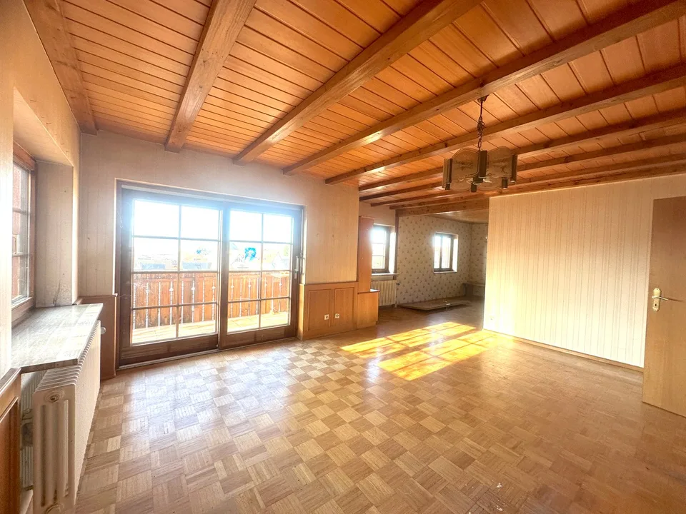 Maison de charme de 4,5 pièces en situation ensoleillée à Holzen avec jardin, garage et potentiel de rénovation