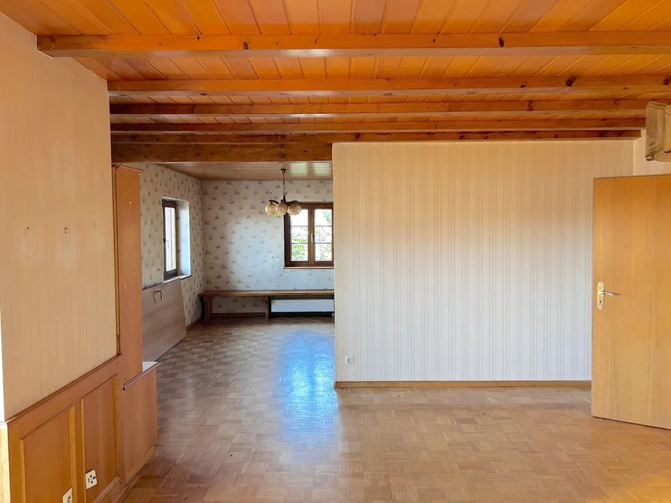 Maison de charme de 4,5 pièces en situation ensoleillée à Holzen avec jardin, garage et potentiel de rénovation
