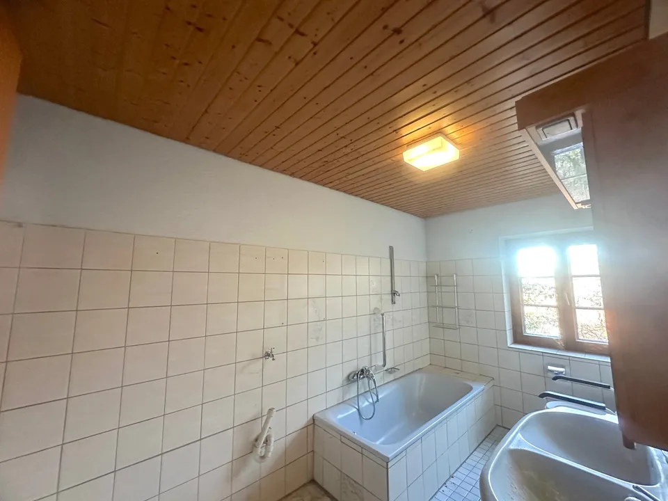 Charmantes 4,5-Zimmer-EFH in sonniger Lage von Holzen mit Garten, Garage und Renovationspotential – Foto 9 von 14