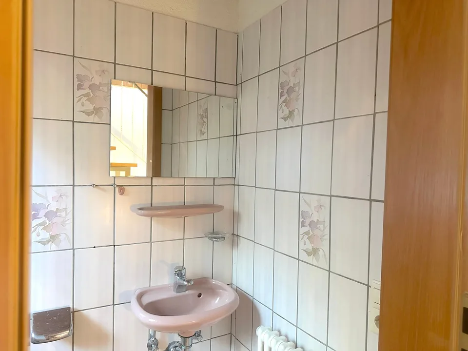 Charmantes 4,5-Zimmer-EFH in sonniger Lage von Holzen mit Garten, Garage und Renovationspotential – Foto 8 von 14