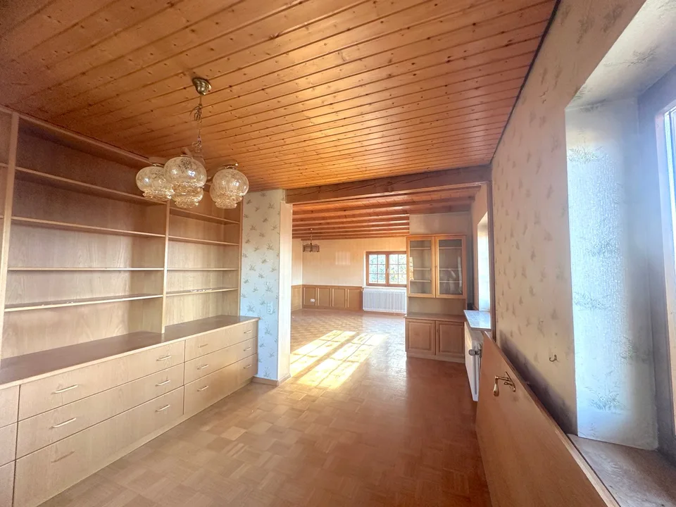 Maison de charme de 4,5 pièces en situation ensoleillée à Holzen avec jardin, garage et potentiel de rénovation